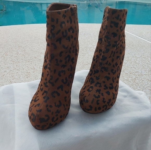 CHARLES Albert leopard print high heel booties size 7.5 - Picture 2 of 8